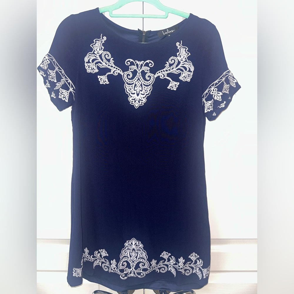 LULU’s EMBROIDERED SHIFT DRESS size M - Picture 4 of 4